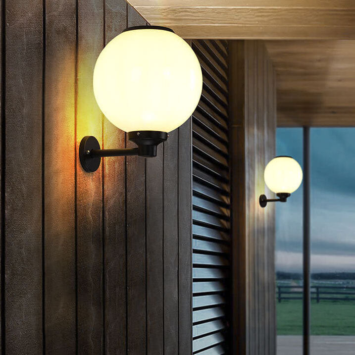 Zewnętrzna kinkietowa lampa solarna – elegancki wygląd, ekologiczne oświetlenie
