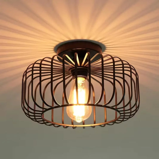 Lampa sufitowa w stylu industrialnym z metalowym kloszem