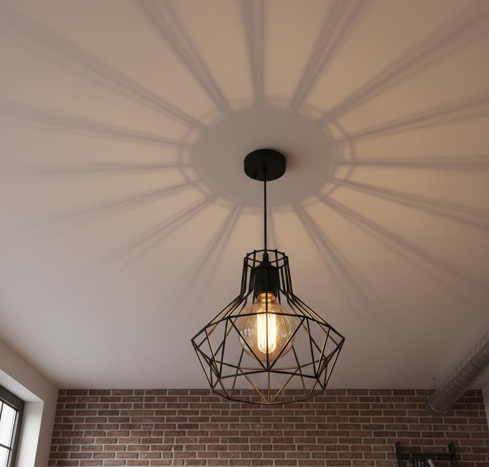 Lampa sufitowa w stylu industrialnym z metalowym kloszem