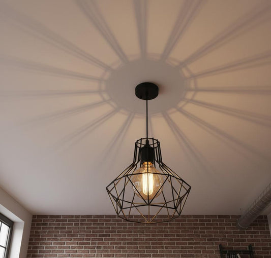 Lampa sufitowa w stylu industrialnym z metalowym kloszem