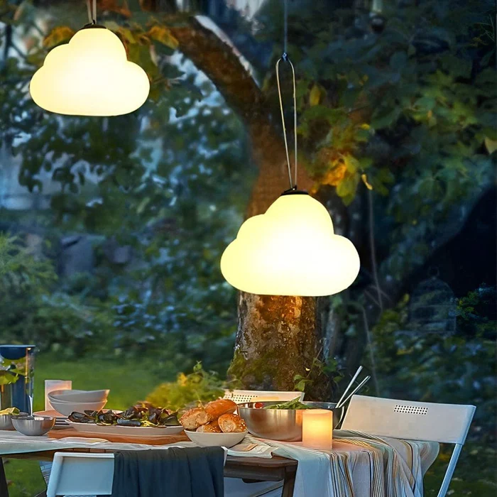 Lampa ogrodowa LED w kształcie chmury – mlecznobiała z metalu i akrylu