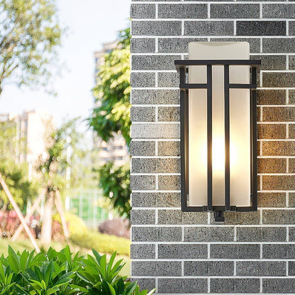 Zewnętrzna lampa drzwiowa Linden z żelaza i szkła – styl retro