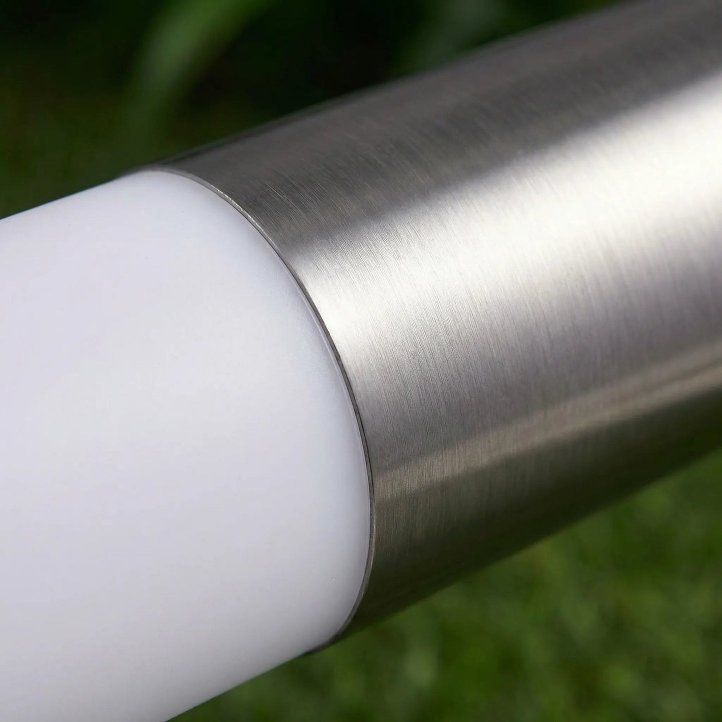 Solarne Lampy Ogrodowe LED z Automatycznym Włączaniem i Ciepłym Białym Światłem – Zestaw 2 Sztuk