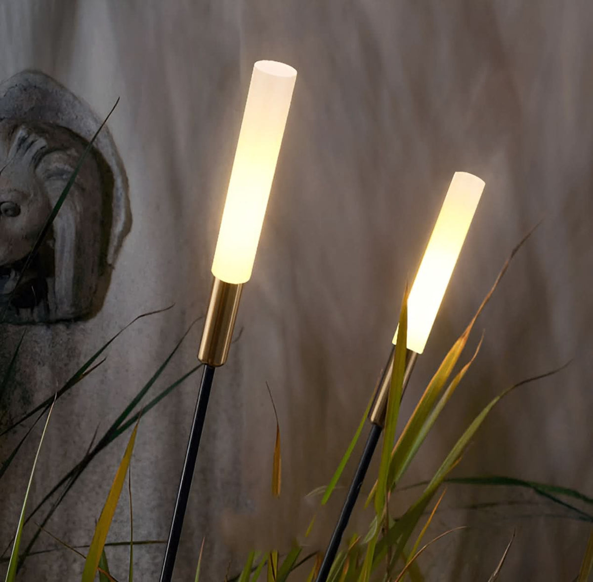 Nowoczesne Lampy Zewnętrzne LED zasilane Słońcem | Odporne na Warunki Atmosferyczne Oświetlenie do Ogrodów i Balkonów