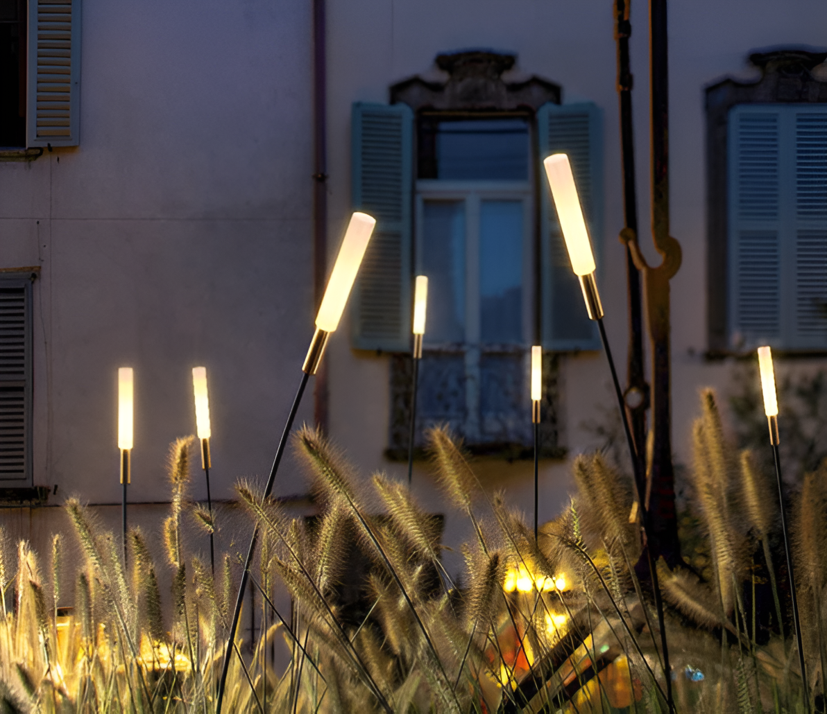 Nowoczesne Lampy Zewnętrzne LED zasilane Słońcem | Odporne na Warunki Atmosferyczne Oświetlenie do Ogrodów i Balkonów