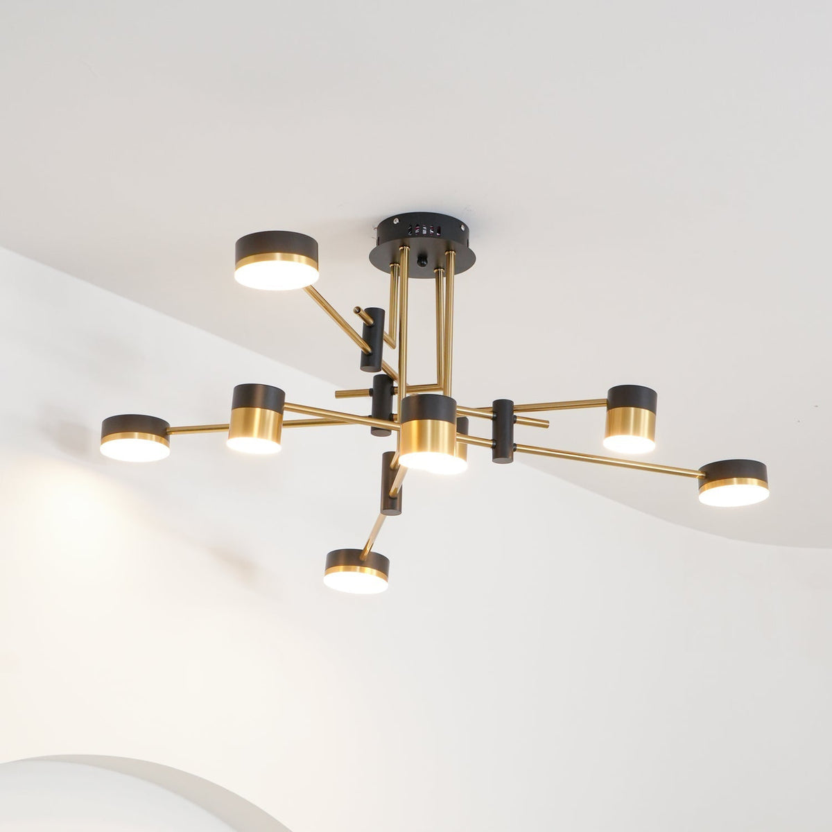 Nowoczesny Żyrandol do Salonu z Zintegrowanym Oświetleniem LED | Stylowy Design w Czerni i Złocie dla Efektywnego Oświetlenia