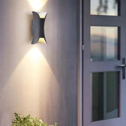 Zewnętrzna lampa ścienna o zakrzywionym kształcie i podwójnej emisji diod LED