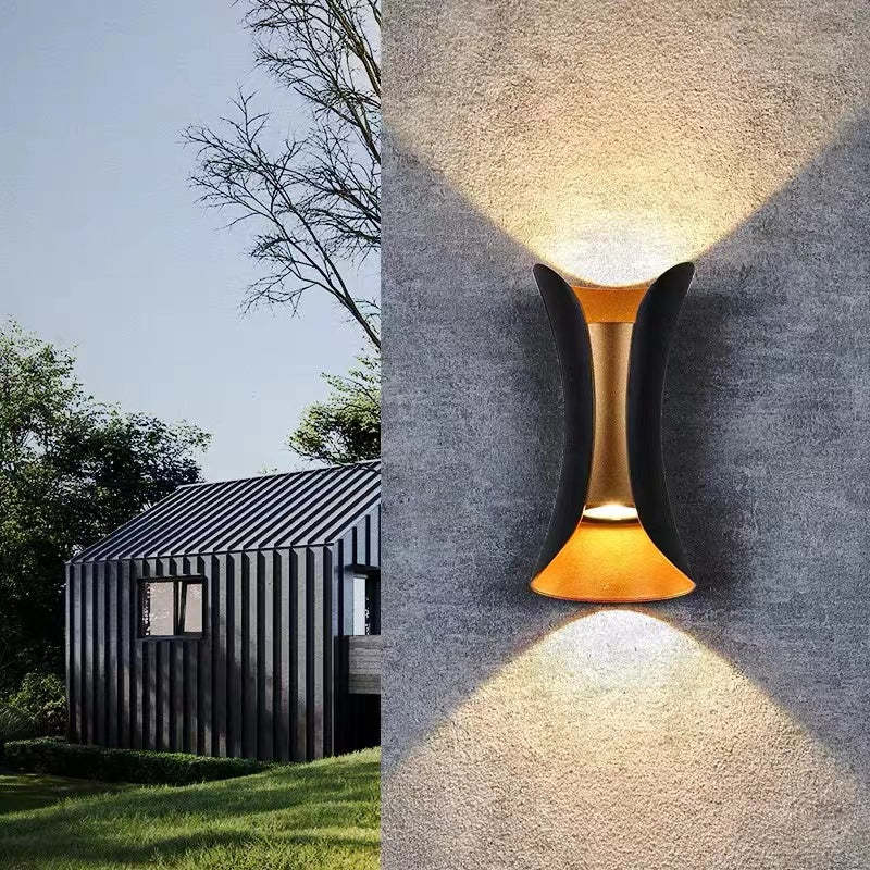 Zewnętrzna lampa ścienna o zakrzywionym kształcie i podwójnej emisji diod LED