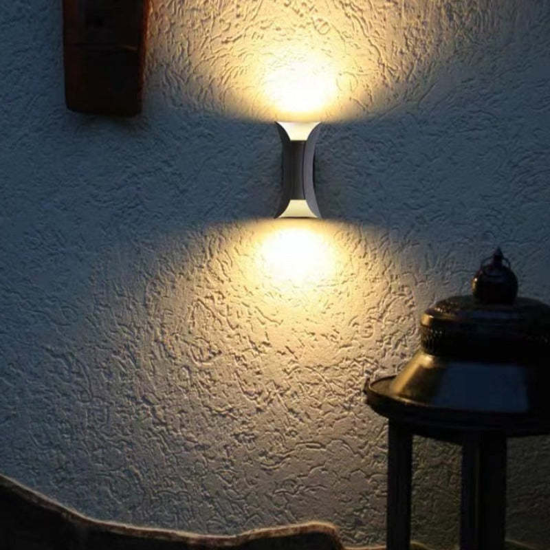 Zewnętrzna lampa ścienna o zakrzywionym kształcie i podwójnej emisji diod LED
