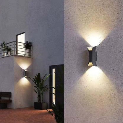 Zewnętrzna lampa ścienna o zakrzywionym kształcie i podwójnej emisji diod LED
