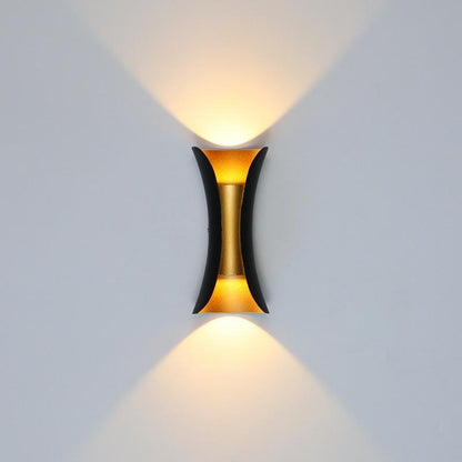 Zewnętrzna lampa ścienna o zakrzywionym kształcie i podwójnej emisji diod LED
