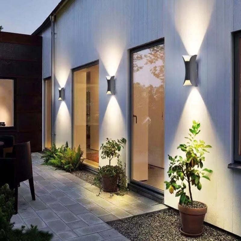 Zewnętrzna lampa ścienna o zakrzywionym kształcie i podwójnej emisji diod LED