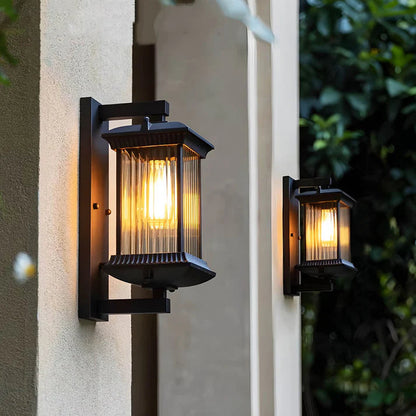 Zewnętrzna lampa ścienna z zakrzywionymi panelami szklanymi – odporna na warunki atmosferyczne, metalowa, w kolorze brązu kawowego, do tarasów i wejść