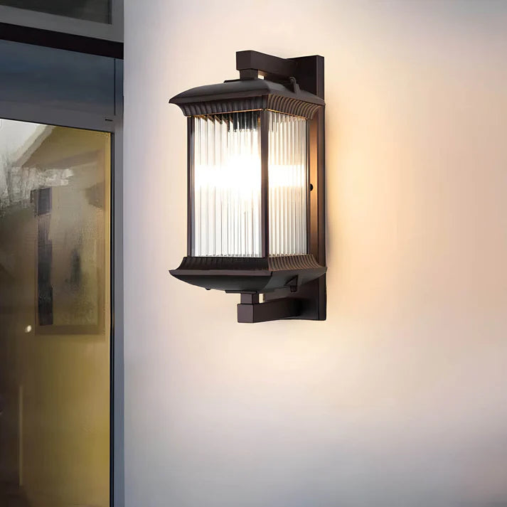 Zewnętrzna lampa ścienna z zakrzywionymi panelami szklanymi – odporna na warunki atmosferyczne, metalowa, w kolorze brązu kawowego, do tarasów i wejść