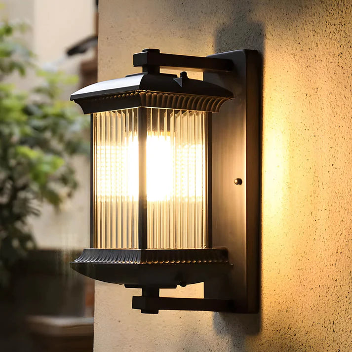 Zewnętrzna lampa ścienna z zakrzywionymi panelami szklanymi – odporna na warunki atmosferyczne, metalowa, w kolorze brązu kawowego, do tarasów i wejść