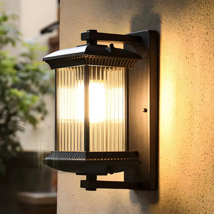 Zewnętrzna lampa ścienna z zakrzywionymi panelami szklanymi – odporna na warunki atmosferyczne, metalowa, w kolorze brązu kawowego, do tarasów i wejść