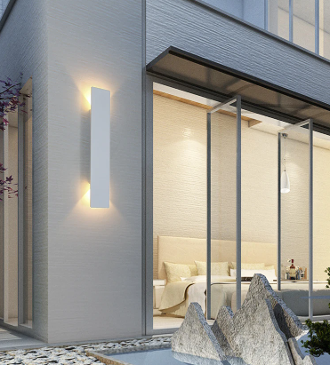 Zewnętrzne kinkiety ścienne z oświetleniem dwukierunkowym – aluminiowe, o minimalistycznym wyglądzie
